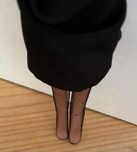 Load image into Gallery viewer, 1998 Breakfast at Tiffany’s Audrey Hepburn Barbie Doll