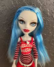 Load image into Gallery viewer, Mattel Monster High Ghoulia Yelps First Wave Doll

