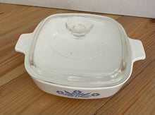 Load image into Gallery viewer, Vintage Pyrex Corningware “Blue Cornflower” 1 QT pan with Lid P-1- B
