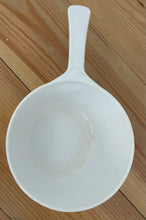 Load image into Gallery viewer, Vintage Pyrex Corningware “Blue Cornflower” 1.5 PT Sauce Pan with Lid P-82-B
