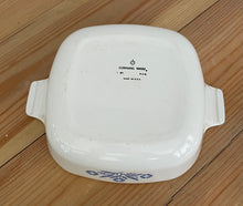 Load image into Gallery viewer, Vintage Pyrex Corningware “Blue Cornflower” 1 QT pan with Lid P-1- B
