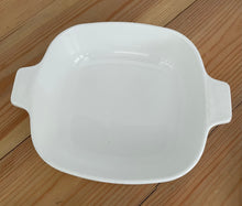 Load image into Gallery viewer, Vintage Pyrex Corningware “Blue Cornflower” 1 QT pan with Lid P-1- B
