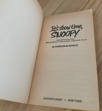 Load image into Gallery viewer, 1975 “It’s Showtime, Snoopy” Vintage Paperback Book
